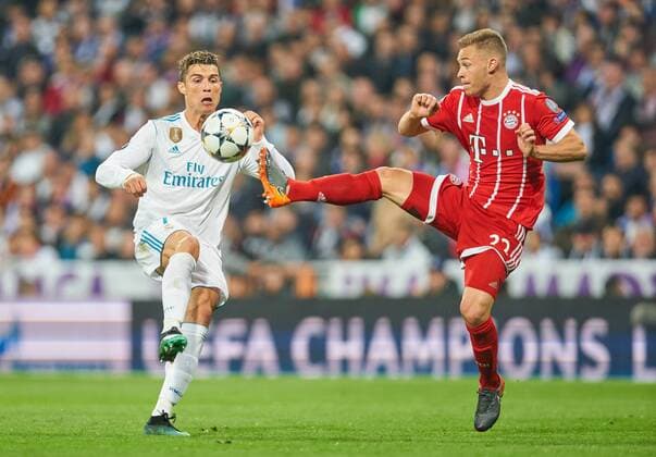 Joshua KIMMICH FCB 32 Duel action for the ball against Cristiano RONALDO Real Madrid 7 REAL MADRID FC BAVARIA MUENCHEN Semi-final Rueckspiel Football UEFA Champions League Madrid Spain 01 05 2018 CL Season 2017 2018 FCB