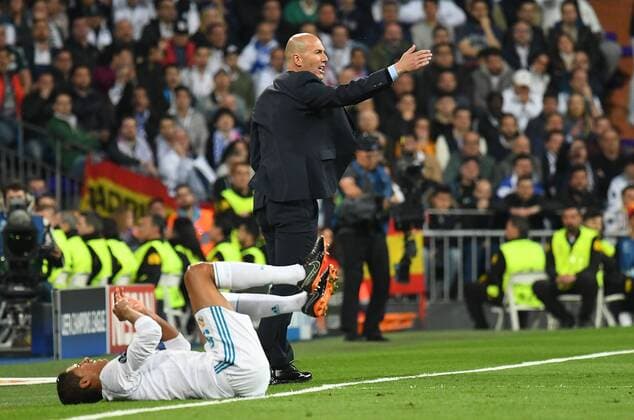 01 05 2018 xfux Football Champions League semi-finals Real Madrid FC Bayern Munich emspor v Raphael Varane Real Madrid coach Zinedine Zidane Real Madrid gives gestures gestures with the gestures gestures gesticulate Madrid