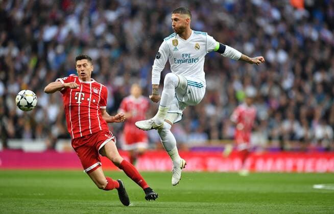 Sergio Ramos Real on the ball left Robert Lewandowski Bayern Real Madrid Bayern UEFA Champions League CL Semi-Finals 1 2 Final 2nd leg Football Tournament Season 2017 2018 Football Soccer Men Germany Germany Madrid 1 5 2018 Stadion Bernabeu