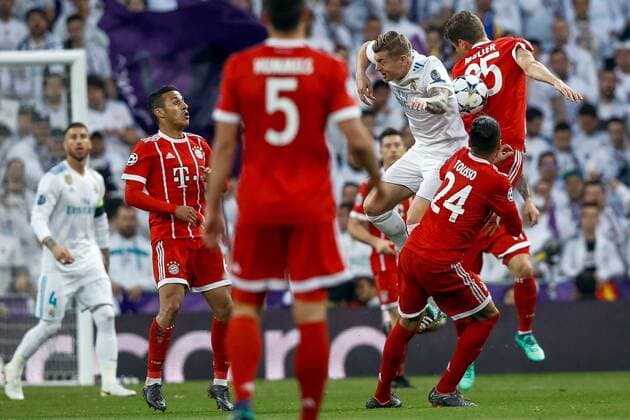 Real Madrid s Toni Kroos (3R) vies for the ball with Bayern Munich s Thomas Muller (R) during the UEFA Champions League semifinal second leg match between Real Madrid and Bayern Munich, at the Santiago Bernabeu stadium, in Madrid, Spain, 01 May 2018. Real Madrid vs. Bayern Munich !ACHTUNG: NUR REDAKTIONELLE NUTZUNG!  Copyright: xEmilioxNaranjox MAD19 20180501-636608078955052346