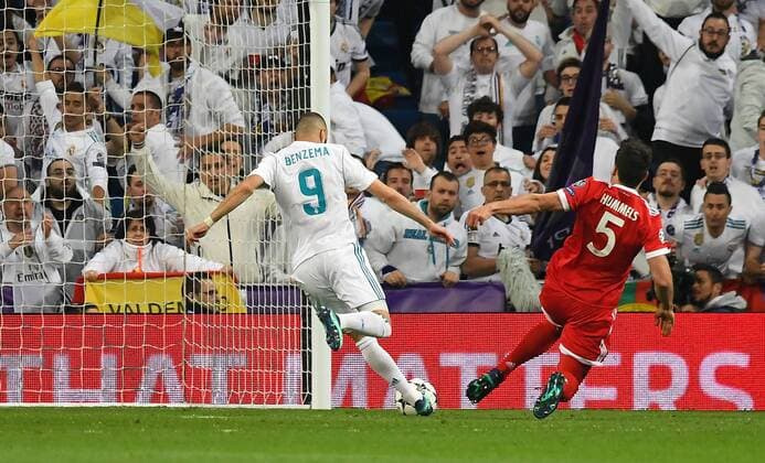 01 05 2018 xfux Football Champions League semi-finals Real Madrid FC Bayern Muenchen emspor v l Karim Benzema Real Madrid Mats Hummels FC Bayern Muenchen Goal scored scored the goal for 2 1 Madrid
