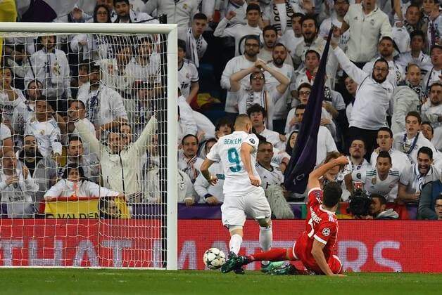 01 05 2018 xfux Football Champions League semi-finals Real Madrid FC Bayern Muenchen emspor v l Karim Benzema Real Madrid Mats Hummels FC Bayern Muenchen Goal scored scored the goal for 2 1 Madrid