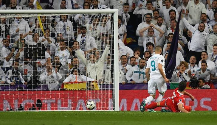 01 05 2018 xfux Football Champions League semi-finals Real Madrid FC Bayern Muenchen emspor v l Karim Benzema Real Madrid Mats Hummels FC Bayern Muenchen Goal scored scored the goal for 2 1 Madrid