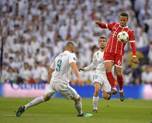 01 05 2018 Football UEFA Champions League 2017 2018 Semifinal Second leg Real Madrid FC Bayern Munich at Bernabeu Stadium Madrid re Thiago FC Bayern Munich v Mateo Kovacic 2 v re Real Madrid