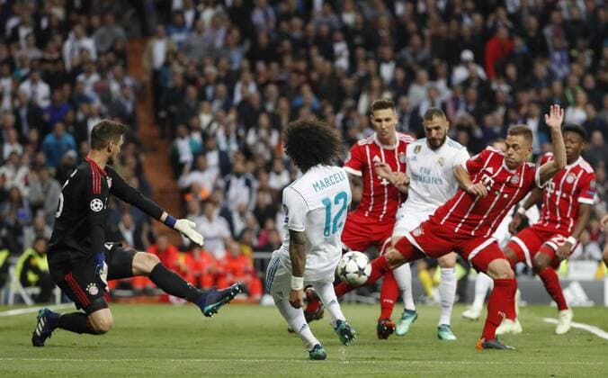 Real Madrid s Marcelo (C) vies for the ball with Bayern Munich s Sven Ulreich (L) and Joshua Kimmich during the UEFA Champions League semifinal second leg match between Real Madrid and Bayern Munich, at the Santiago Bernabeu stadium, in Madrid, Spain, 01 May 2018. Real Madrid vs. Bayern Munich !ACHTUNG: NUR REDAKTIONELLE NUTZUNG!  Copyright: xJavierxLizonx MAD24 20180501-636608089101859776