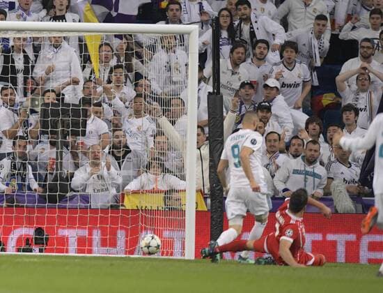 01 05 2018 Football UEFA Champions League 2017 2018 Semifinals Second leg Real Madrid FC Bayern Munich in Bernabeu Stadium Madrid Shot for 2 1 of Karim Benzema Real Madrid against Mats Hummels Bayern Munich
