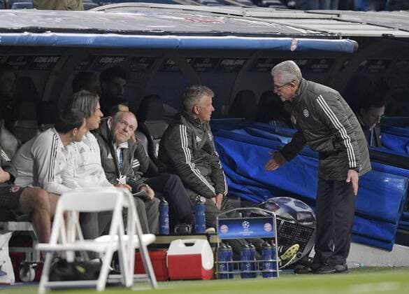 01 05 2018 Football UEFA Champions League 2017 2018 Semifinals Second leg Real Madrid FC Bayern Munich at Bernabeu Stadium Madrid re Coach Jupp Heynckes Bayern Munich discusses clueless with co-manager Peter Hermann FC Bayern Munich