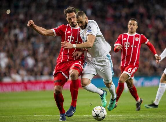 Real Madrid s Karim Benzema vies for the ball with Bayern Munichs Hummels during the UEFA Champions League semifinal second leg match between Real Madrid and Bayern Munich, at the Santiago Bernabeu stadium, in Madrid, Spain, 01 May 2018. Real Madrid vs. Bayern Munich !ACHTUNG: NUR REDAKTIONELLE NUTZUNG!  Copyright: xRodrigoxJimenezx MAD27 20180501-636608099544749824
