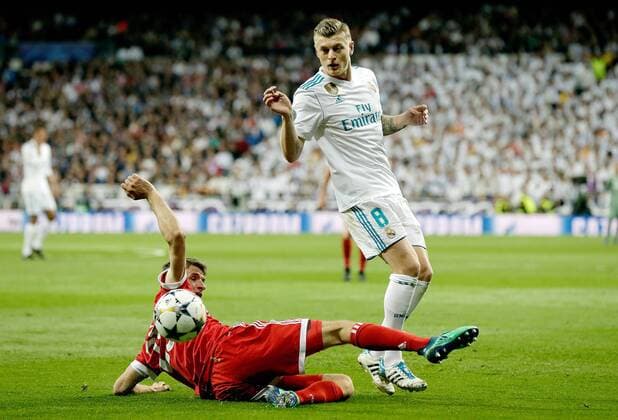 FOOTBALL CHAMPIONS LEAGUE SEASON 2017 2018 SEMI-FINAL RUECKSPIEL Real Madrid FC Bayern Muenchen 01 05 2018 Thomas Mueller Boden Bayern Munich against Toni Kroos re Real Madrid Madrid