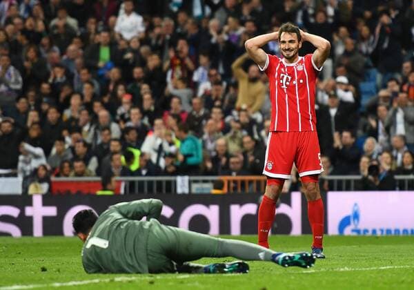 01 05 2018 xfux Football Champions League semi-finals Real Madrid FC Bayern Muenchen emspor v keylor Navas Real Madrid Mats Hummels FC Bayern Muenchen disappointed disappointed looking dissapointed Madrid