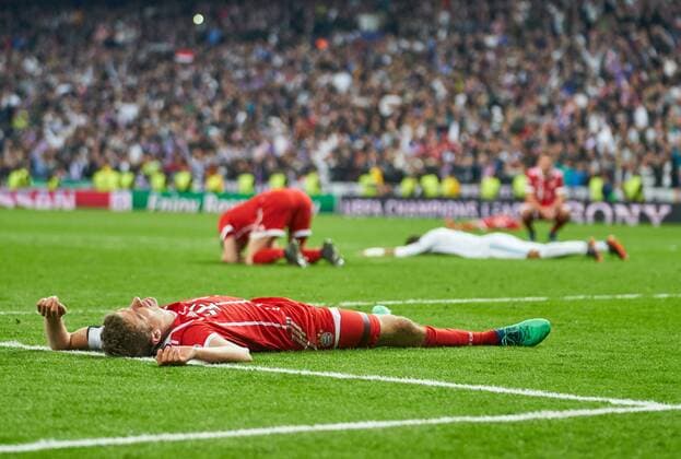 Thomas MUELLER MÜLLER FCB 25 Robert LEWANDOWSKI FCB 9 Mats HUMMELS FCB 5 emotions disappointed disappointment frustration frustrated sadness sad desperate despair REAL MADRID FC BAVARIA MUENCHEN Semifinals Back game Football UEFA Champions League Madrid Spain 01 05 2018 CL Season 2017 2018 FCB