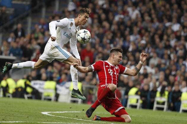 Bayern Munich s Joshua Kimmich vies for the ball with Real Madrid s Cristiano Ronaldo during the UEFA Champions League semifinal second leg match between Real Madrid and Bayern Munich, at the Santiago Bernabeu stadium, in Madrid, Spain, 01 May 2018. Real Madrid vs. Bayern Munich !ACHTUNG: NUR REDAKTIONELLE NUTZUNG!  Copyright: xJavierxLizonx MAD39 20180501-636608120476095869