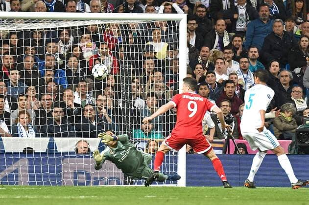 Real Madrid v Bayern Munich UEFA Champions League Semi-Final Real Madrid goalkeeper Keylor Navas saves from Robert Lewandowski of FC Bayern Munich during the UEFA Champions League Semi-Final match at the Estadio Santiago Bernabeu, Madrid Content Not Available For UK Newspapers Copyright: xKristianxKanex FIL-11726-0048