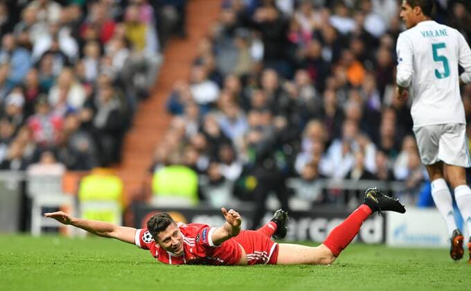 Robert Lewandowski FC Bayern disappointed on the ground Real Madrid FC Bayern UEFA Champions League CL Semi Finals 1 2 Final Retreats Season 2017 2018 Football Soccer soccer Men Germany Germany Madrid 1 5 2018 Stadion Bernabeu