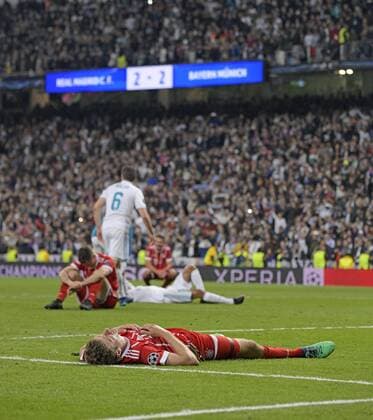 01 05 2018 Football UEFA Champions League 2017 2018 Semifinal Second leg Real Madrid FC Bayern Munich at Bernabeu Stadium Madrid Frustration after leaving the Champions League Thomas Müller ahead FC Bayern München beaten on the ground Robert Lewandowski hi Bayern Munich disappointed