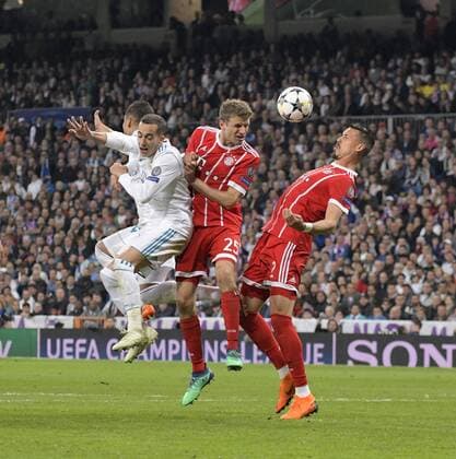 01 05 2018 Football UEFA Champions League 2017 2018 Semifinal Second leg Real Madrid FC Bayern Munich in Bernabeu Stadium Madrid midway Thomas Müller FC Bayern Munich re Sandro Wagner FC Bayern Munich