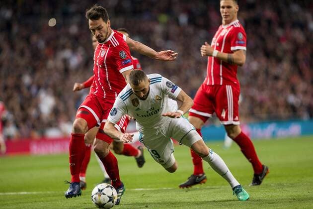 Real Madrid s Karim Benzema (R) falls before Bayern Munich s Mats Hummels during the UEFA Champions League semifinal second leg match between Real Madrid and Bayern Munich, at the Santiago Bernabeu stadium, in Madrid, Spain, 01 May 2018. Real Madrid vs. Bayern Munich !ACHTUNG: NUR REDAKTIONELLE NUTZUNG!  Copyright: xRodrigoxJimenezx MAD56 20180501-636608148411758664