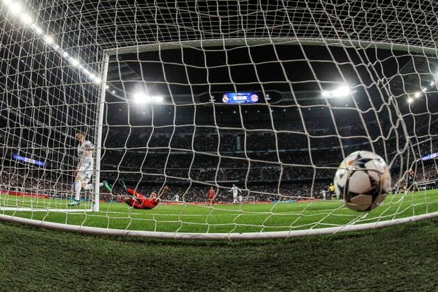 Bilder des Tages - SPORT Real Madrid s Karim Benzema (L) jubilates the second goal of the team during the UEFA Champions League semifinal second leg match between Real Madrid and Bayern Munich, at the Santiago Bernabeu stadium, in Madrid, Spain, 01 May 2018. Real Madrid vs. Bayern Munich !ACHTUNG: NUR REDAKTIONELLE NUTZUNG!  Copyright: xRodrigoxJimenezx MAD56 20180501-636608149033005152