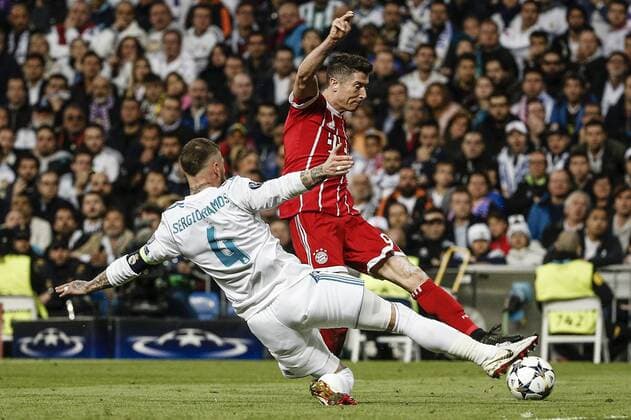 Bilder des Tages - SPORT 1st May 2018, Santiago Bernabeu, Madrid, Spain; UEFA Champions League football, semi final, 2nd leg, Real Madrid versus Bayern Munich; Sergio Ramos (Real Madrid) slides in to block the shot from Robert Lewandowski (Mun)  ActionPlus12018775