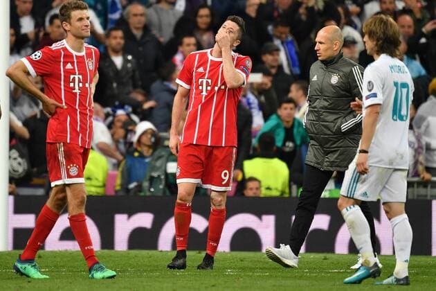 the injured Arjen ROBBEN Bayern Munich struggles to end the match Robert LEWANDOWSKI Bayern Munich frustration disappointed frustrated dejected action left Thomas MUELLER MÜLLER Bayern Muenchen re Luka Modric Real Madrid Soccer Champions League semi-finals Real Madrid FC Bayern Muenchen 2 2 am 01 05 2018 E S T A D I O S A N A G A B E R N A B E U