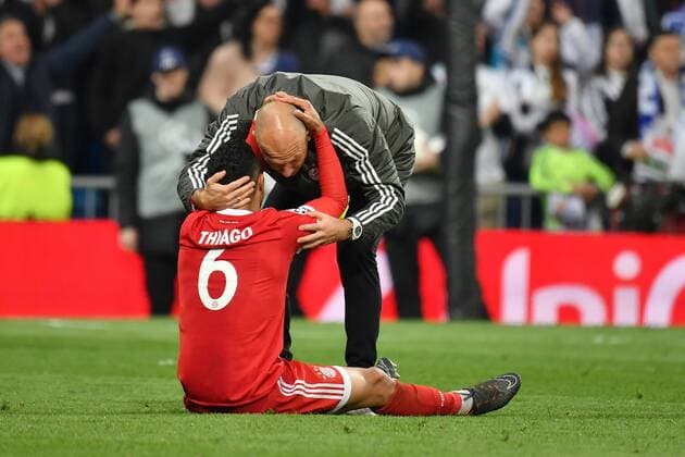 the injured Arjen ROBBEN Bayern Munich struggles to end the game Thiago ALCANTARA FCB disappointment Frustration disappointed frustrated dejected action Football Champions League semi-final Real Madrid FC Bayern Muenchen 2 2 am 01 05 2018 E S T A D I O S A N A G A B E R N A B E U