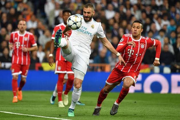 Karim Benzema Real Madrid Action Fight against Thiago ALCANTARA FCB Football Champions League Semifinals Real Madrid FC Bayern Muenchen 2 2 am 01 05 2018 E S T A D I O S A N A G A B E R N A B E U