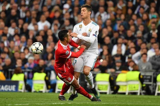 Thiago ALCANTARA FCB action duel Cristiano Ronaldo Real Madrid football Champions League semi-finals Real Madrid FC Bayern Muenchen 2 2 am 01 05 2018 E S T A D I O S A N A G A B E R N A B E U