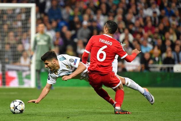 Thiago ALCANTARA FCB action duel against Marco ASENSIO Real Madrid football Champions League semi-finals Real Madrid FC Bayern Muenchen 2 2 am 01 05 2018 E S T A D I O S A N A G A B E R N A B E U