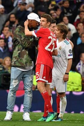 who is injured Jerome BOATENG Bayern Muenchen in civil comfort Thomas MUELLER MUELLER Bayern Muenchen re Luka Modric Real Madrid Comfort disappointment Frustration disappointed frustrated depressed after the match Football Champions League semi-finals Real Madrid FC Bayern Muenchen 2 2 am 01 05 2018 E S T A D I O S A N A G O B E R N A B E U