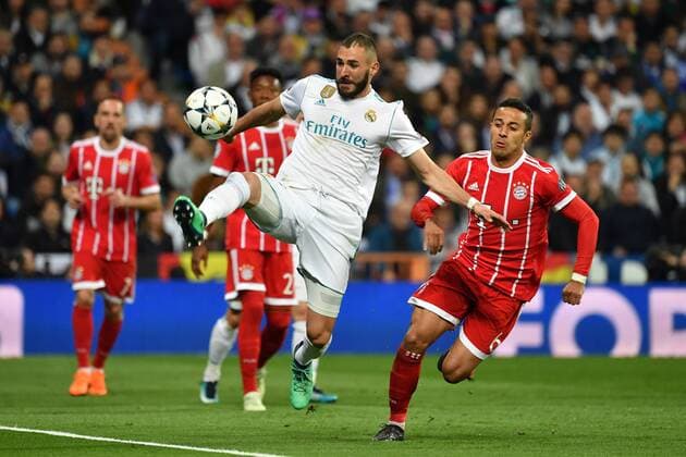 Karim Benzema Real Madrid Action Fight against Thiago ALCANTARA FCB Football Champions League Semifinals Real Madrid FC Bayern Muenchen 2 2 am 01 05 2018 E S T A D I O S A N A G A B E R N A B E U