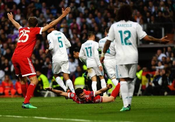 (180502) -- MADRID, May 2, 2018 -- Bayern Munchen s Robert Lewandowski (C) falls on the ground during a UEFA Champions League semifinal second leg soccer match between?Spanish team Real Madrid and German team Bayern Munchen in Madrid, Spain, on May 1, 2018. The match ended 2-2. Real Madrid advanced to the final with 4-3 on aggregate. ) (SP)SPAIN-MADRID-SOCCER-UEFA CHAMPIONS LEAGUE-BAYERN MUNICH VS REAL MADRID GuoxQiuda 