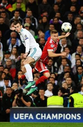Bilder des Tages - SPORT (180502) -- MADRID, May 2, 2018 -- Real Madrid s Gareth Bale (L) plays aerial ball during a UEFA Champions League semifinal second leg soccer match between?Spanish team Real Madrid and German team Bayern Munchen in Madrid, Spain, on May 1, 2018. The match ended 2-2. Real Madrid advanced to the final with 4-3 on aggregate. ) (SP)SPAIN-MADRID-SOCCER-UEFA CHAMPIONS LEAGUE-BAYERN MUNICH VS REAL MADRID GuoxQiuda 