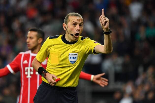 FIFA referee Cueneyt CAKIR TUR gestures give instructions single image trimmed single motive half figure half figure football Champions League semi-finals Real Madrid Bayern Munich 2 2 am 01 05 2018 E N T A D I O S A N A G O B E R N A B E U