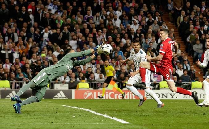 FOOTBALL CHAMPIONS LEAGUE SEASON 2017 2018 SEMI-FINAL RUECKSPIEL Real Madrid FC Bayern Muenchen 01 05 2018 Robert Lewandowski re FC Bayern Muenchen against goalkeeper Keylor Navas left Real Madrid and Raphael Varane behind Real Madrid Madrid