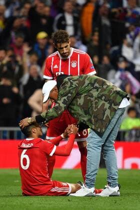the injured Jerome BOATENG Bayern Muenchen in civil comfort Thiago ALCANTARA FCB and Javi Javier MARTINEZ Bayern Munich disappointment frustration disappointed frustrated dejected consolation after game action Football Champions League semi-finals Real Madrid FC Bayern Muenchen 2 2 am 01 05 2018 E S T A D I O S A N A G O B E R N A B E U