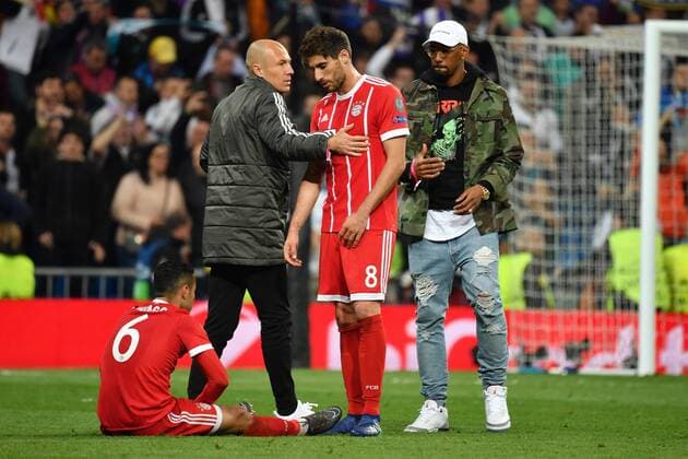 the injured Arjen ROBBEN Bayern Muenchen and Jerome BOATENG Bayern Munich troesten Thiago ALCANTARA FCB and Javi Javier MARTINEZ Bayern Munich disappointment frustrated frustrated depressed consolation after game action Football Champions League semi-final Real Madrid FC Bayern Muenchen 2 2 am 01 05 2018 E S T A D I O S A N A G A B E R N A B E U
