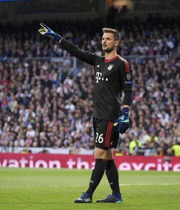 01 05 2018 Football UEFA Champions League 2017 2018 Semifinal Second leg Real Madrid FC Bayern Munich in Bernabeu Stadium Madrid Goalkeeper Sven Ulreich Bayern Munich gives instructions
