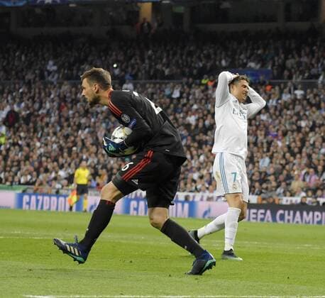 01 05 2018 Football UEFA Champions League 2017 2018 Semifinals Second leg Real Madrid FC Bayern Munich in Bernabeu Stadium Madrid Goalkeeper Sven Ulreich FC Bayern Munich has caught the ball in front of Christiano Ronaldo re Real Madrid
