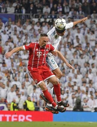 01 05 2018 Football UEFA Champions League 2017 2018 Semifinal Second leg Real Madrid FC Bayern Munich at Bernabeu Stadion Madrid v left Franck Ribery FC Bayern Munich against Raphael Varane Real Madrid