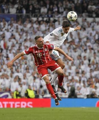 01 05 2018 Football UEFA Champions League 2017 2018 Semifinal Second leg Real Madrid FC Bayern Munich at Bernabeu Stadion Madrid v left Franck Ribery FC Bayern Munich against Raphael Varane Real Madrid