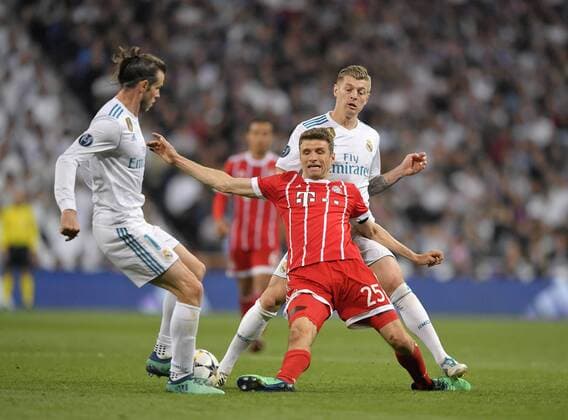 01 05 2018 Football UEFA Champions League 2017 2018 Semifinal Second leg Real Madrid FC Bayern Munich at Bernabeu Stadium Madrid v left Gareth Bale Real Madrid Thomas Müller FC Bayern Munich Toni Kroos Real Madrid