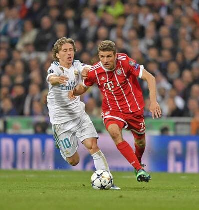 01 05 2018 Football UEFA Champions League 2017 2018 Semifinals Second leg Real Madrid FC Bayern Munich at Bernabeu Stadium Madrid v Luka Modric Real Madrid Thomas Müller Bayern Munich