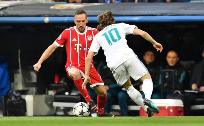 Franck Ribery FC Bayern on the ball in front Luka Modric Real Real Madrid FC Bayern UEFA Champions League CL Semi Finals 1 2 Final 2nd leg Playoff season 2017 2018 Soccer Soccer soccer Men Germany Germany Madrid 1 5 2018 Stadion Bernabeu