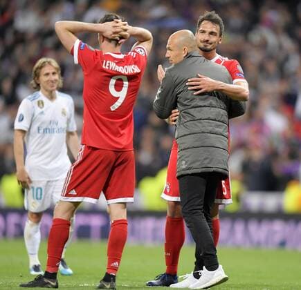 01 05 2018 Football UEFA Champions League 2017 2018 Semifinal Second leg Real Madrid FC Bayern Munich in Bernabeu Stadium Madrid Disappointment after Arjen Robben FC Bayern Munich console Mats Hummels Bayern Munich