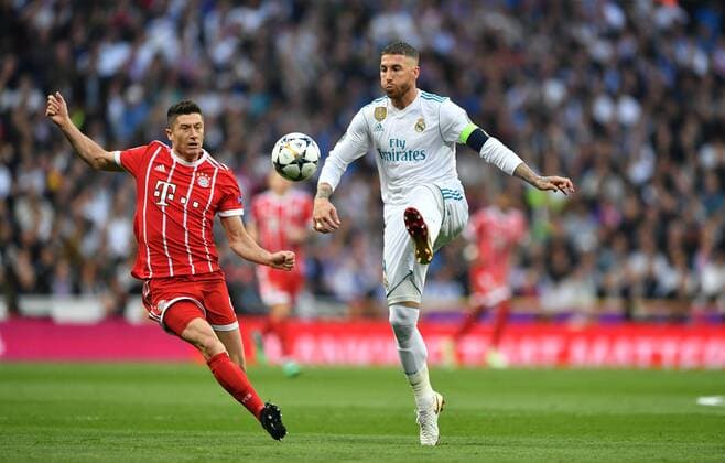 Sergio Ramos Real on the ball left Robert Lewandowski Bayern Real Madrid Bayern UEFA Champions League CL Semi-Finals 1 2 Final 2nd leg Football Tournament Season 2017 2018 Football Soccer Men Germany Germany Madrid 1 5 2018 Stadion Bernabeu