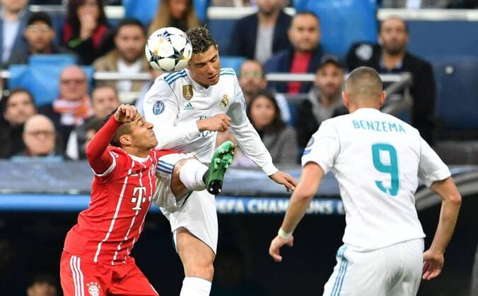 Cristiano Ronaldo Real header left Thiago Alcantara FC Bayern right Karim Benzema Real Real FC Bayern UEFA Champions League CL Semi Finals 1 2 Final Retreats Season 2017 2018 Soccer Soccer Soccer Men Germany Germany Madrid 1 5 2018 Stadion Bernabeu