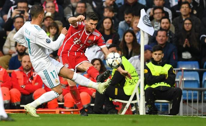 Robert Lewandowski Bayern left in the shot Lucas Vazquez Real Madrid FC Bayern UEFA Champions League CL Semi Finals 1 2 Final 2nd leg Playoff season 2017 2018 Football Soccer soccer Men Germany Germany Madrid 1 5 2018 Stadion Bernabeu