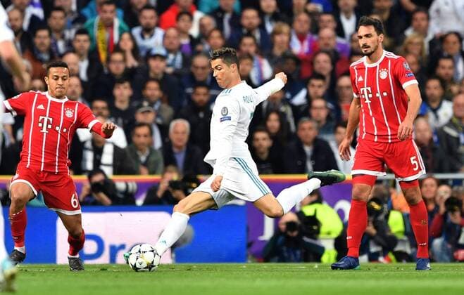 Cristiano Ronaldo Real on the ball right Mats Hummels Bayern left Thiago Alcantara Bayern Real Madrid FC Bayern UEFA Champions League CL Semi Finals 1 2 Final 2nd leg Football Tournament Season 2017 2018 Football Soccer Men Germany Germany Madrid 1 5 2018 Stadion Bernabeu