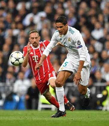 Raphael Varane Real at the back of the ball Franck Ribery FC Bayern Real Madrid FC Bayern UEFA Champions League CL Semi Finals 1 2 Final Retreats Season 2017 2018 Soccer Soccer soccer Men Germany Germany Madrid 1 5 2018 Stadion Bernabeu