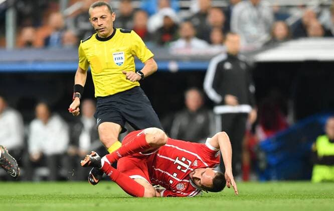 Referee Cüneyt Cakir Real Madrid FC Bayern UEFA Champions League CL Semi-Finals 1 2 Final Refreshment season 2017 2018 Soccer Soccer Soccer Men Germany Germany Madrid 1 5 2018 Stadion Bernabeu